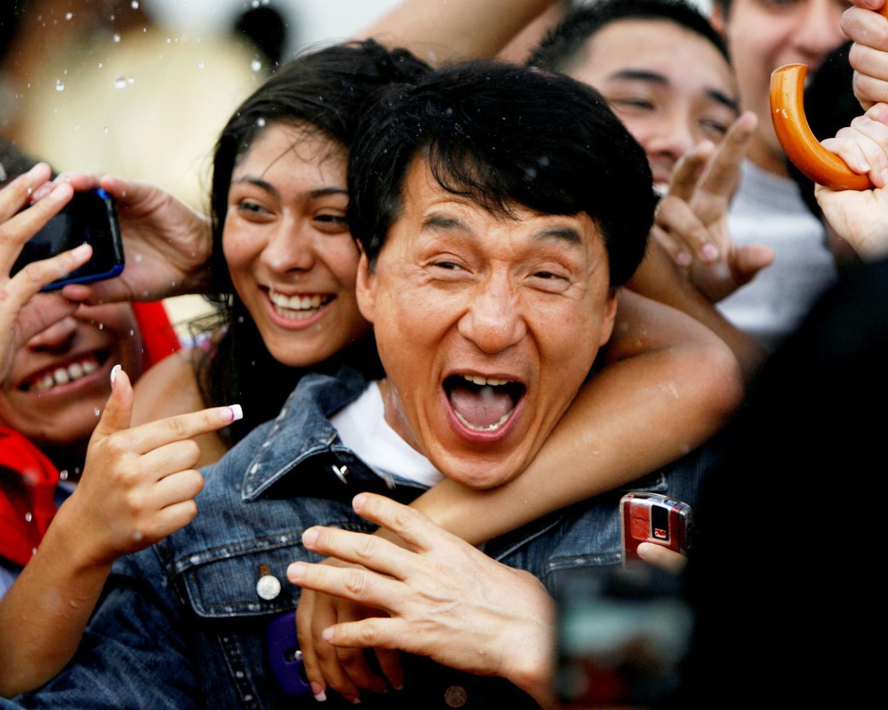 Джеки Чан с поклонниками