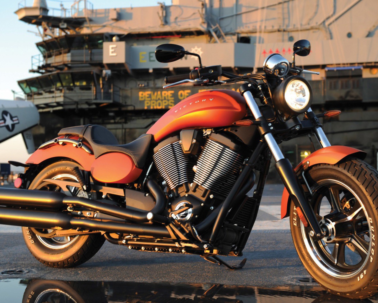 Военный мотоцикл в порту