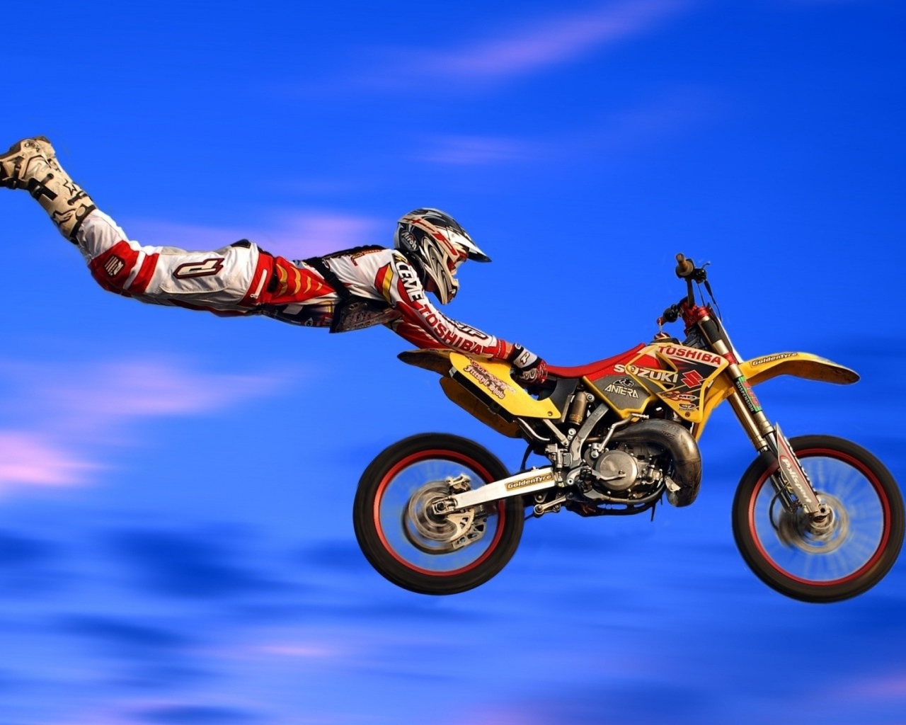 Мотоциклист cхватился за сиденbе во время прыжка