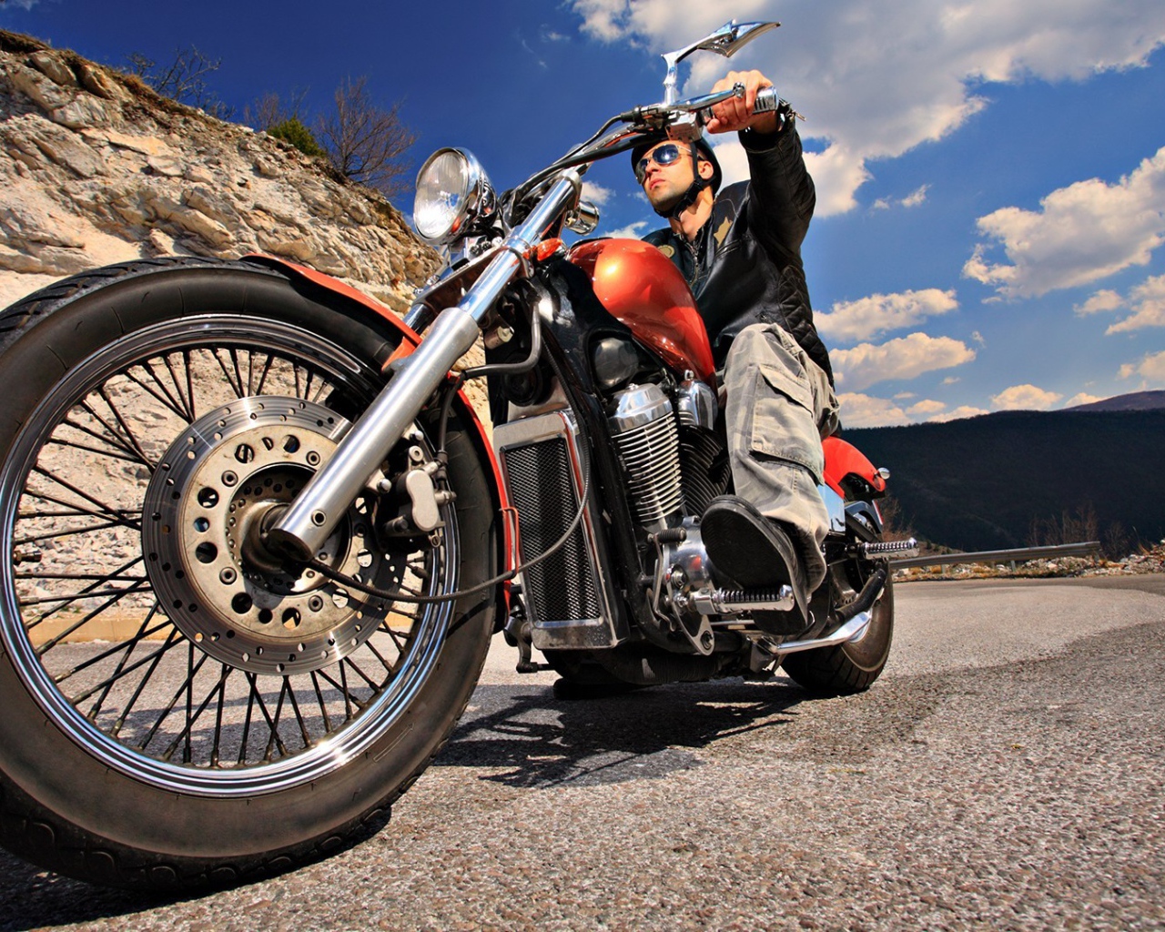 Мотоциклист на дороге среди скал