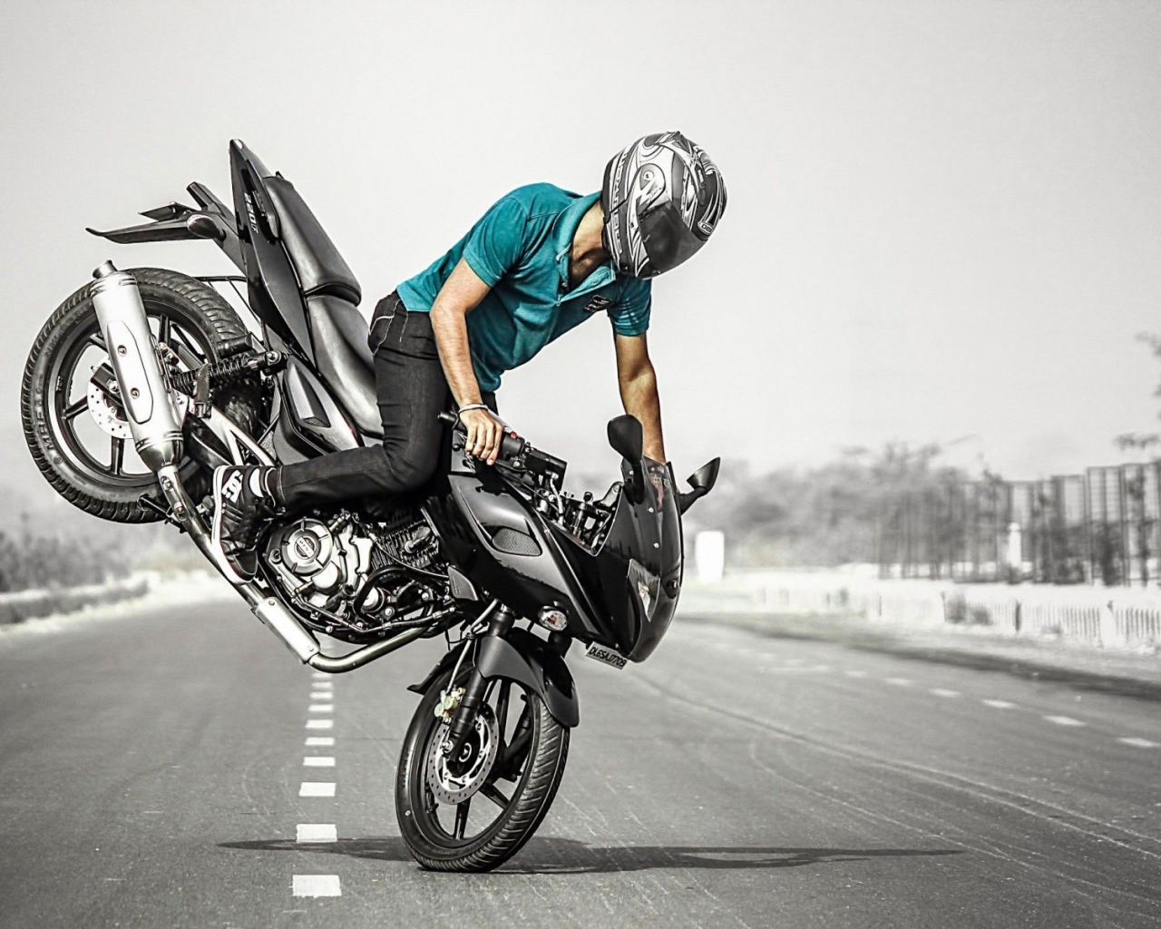 Мотоциклист поставил свой байк на переднее колесо