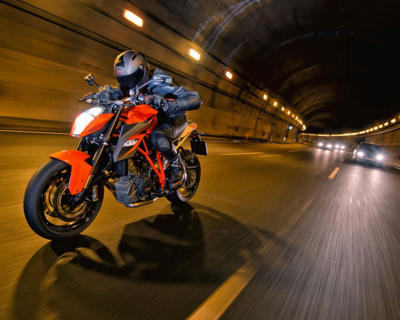 Мотоциклист на супербайке в тоннеле