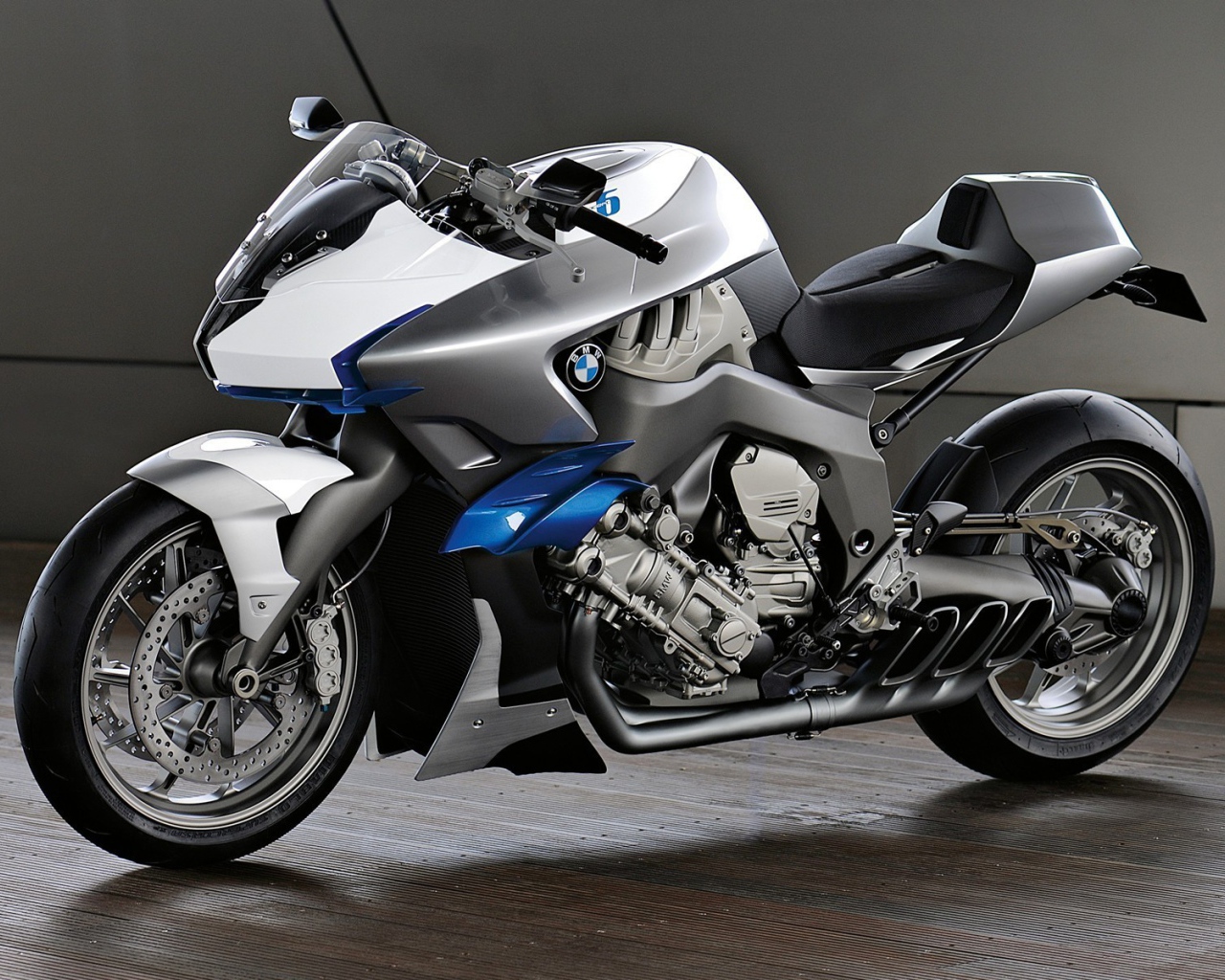 Серый мотобайк от BMW