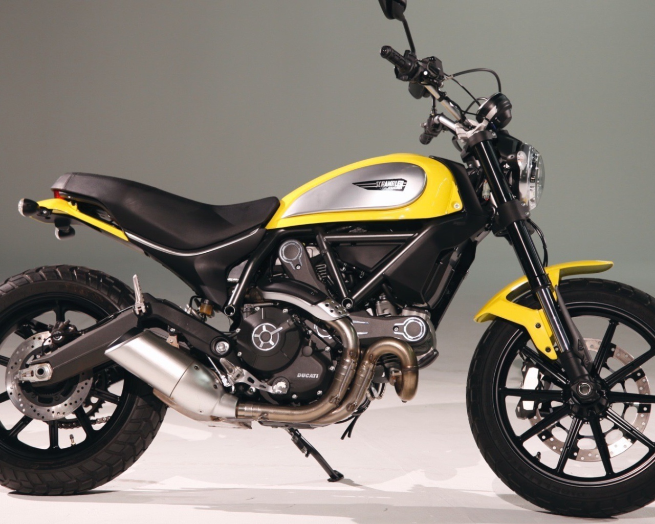 Черно желтый мотоцикл Дукати Скремблер