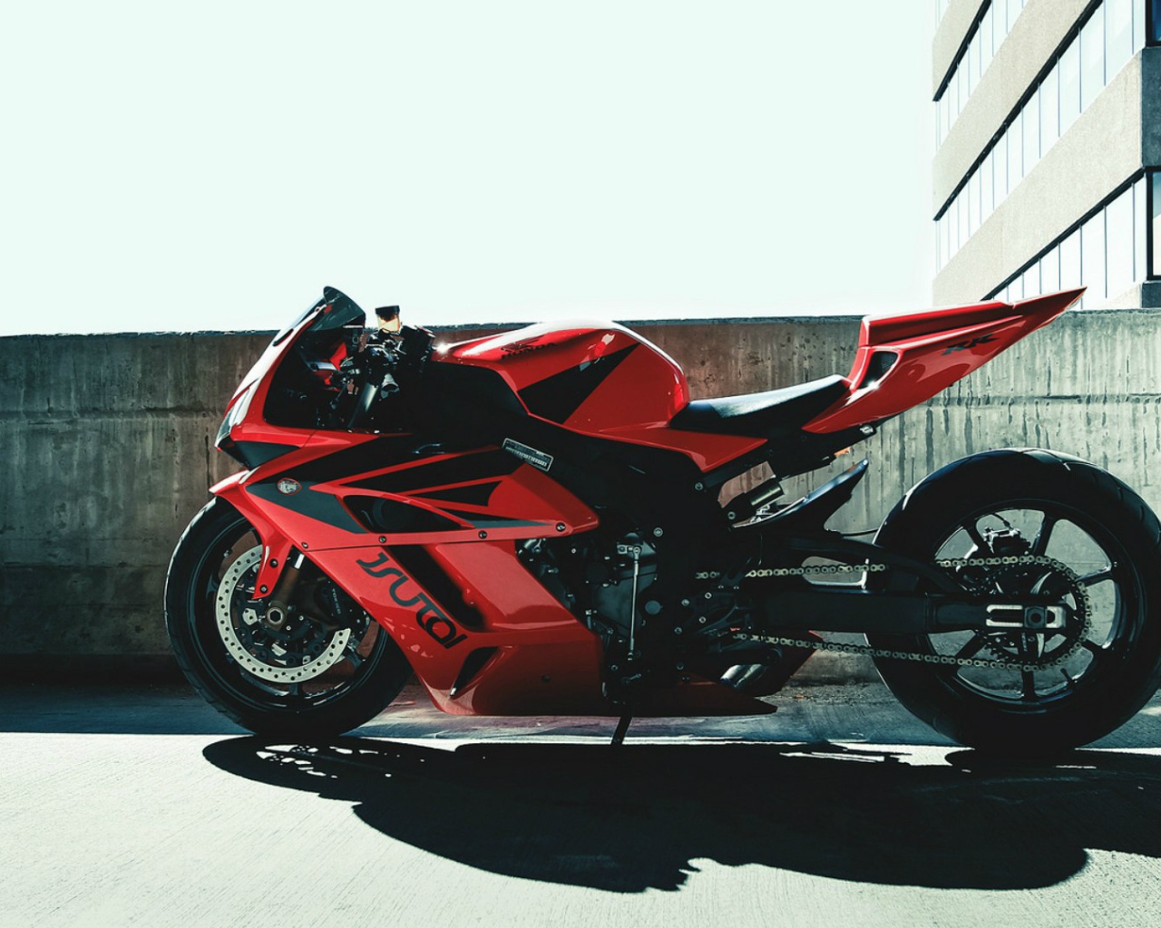 Красный мотоцикл Honda RR