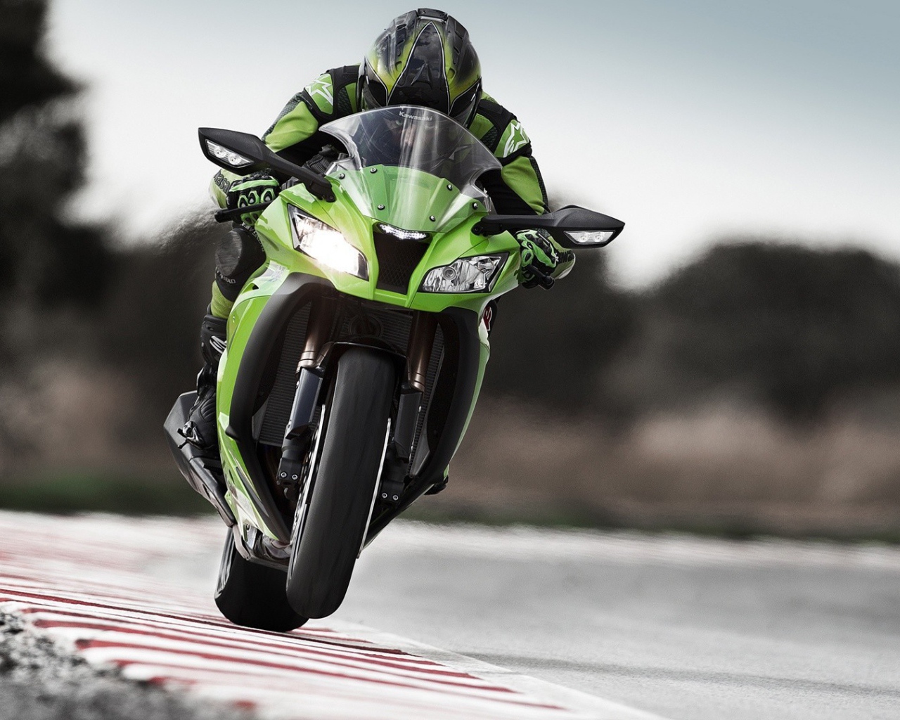 Спортсмен на зеленом Кавасаки Ниндзя
