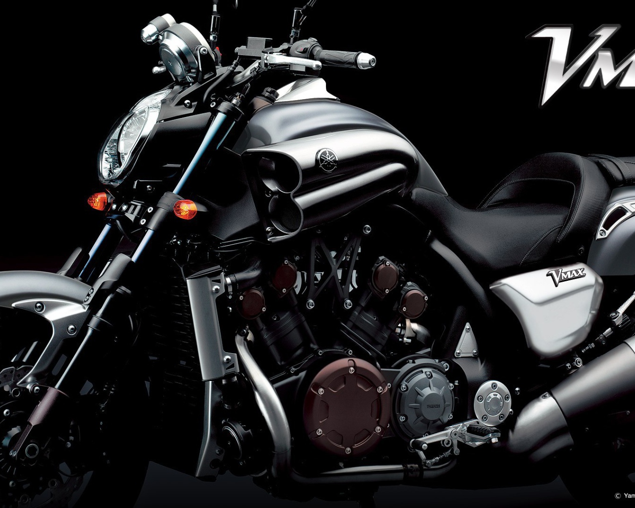 Мотоцикл Ямаха В-Макс, черный