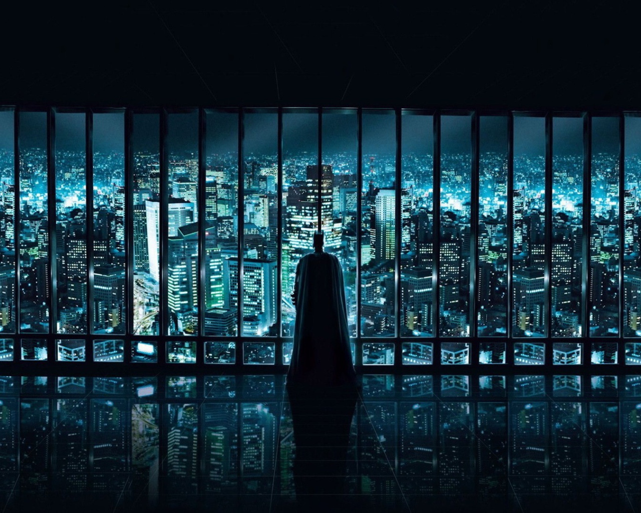 Бетман у окна с видом на мегаполис