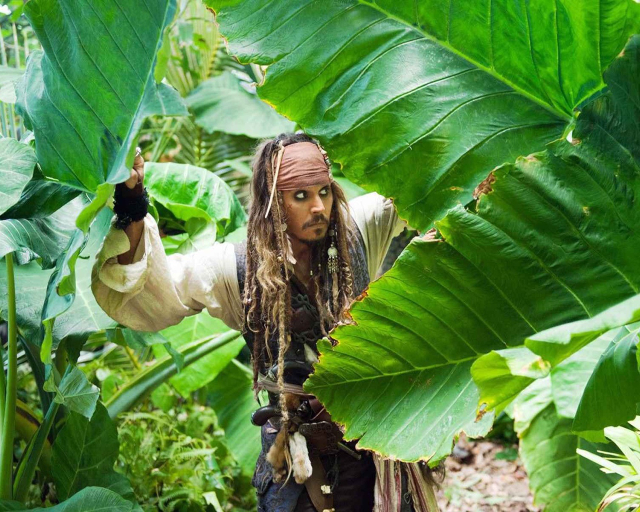 Капитан Джек Воробей пробирается сквозь джунгли
