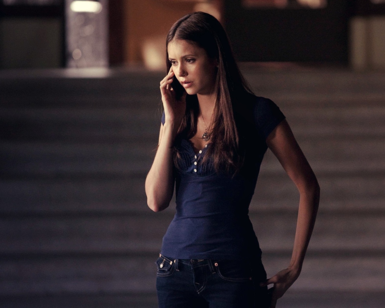 Девушка из сериала Дневники вампира