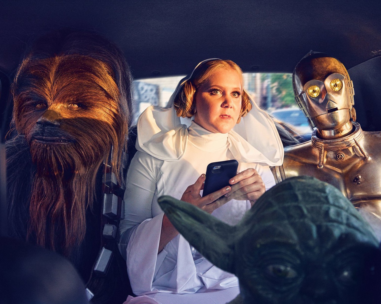 Герои Звездных войн едут в автомобиле