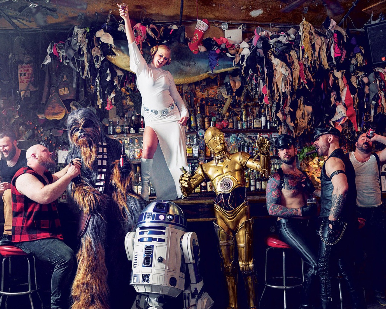 Герои культовых фильмов сидят в баре