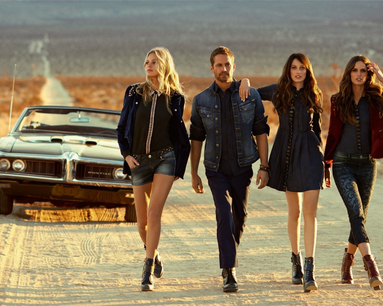 Пол Уокер с девушками из фильма Форсаж 7