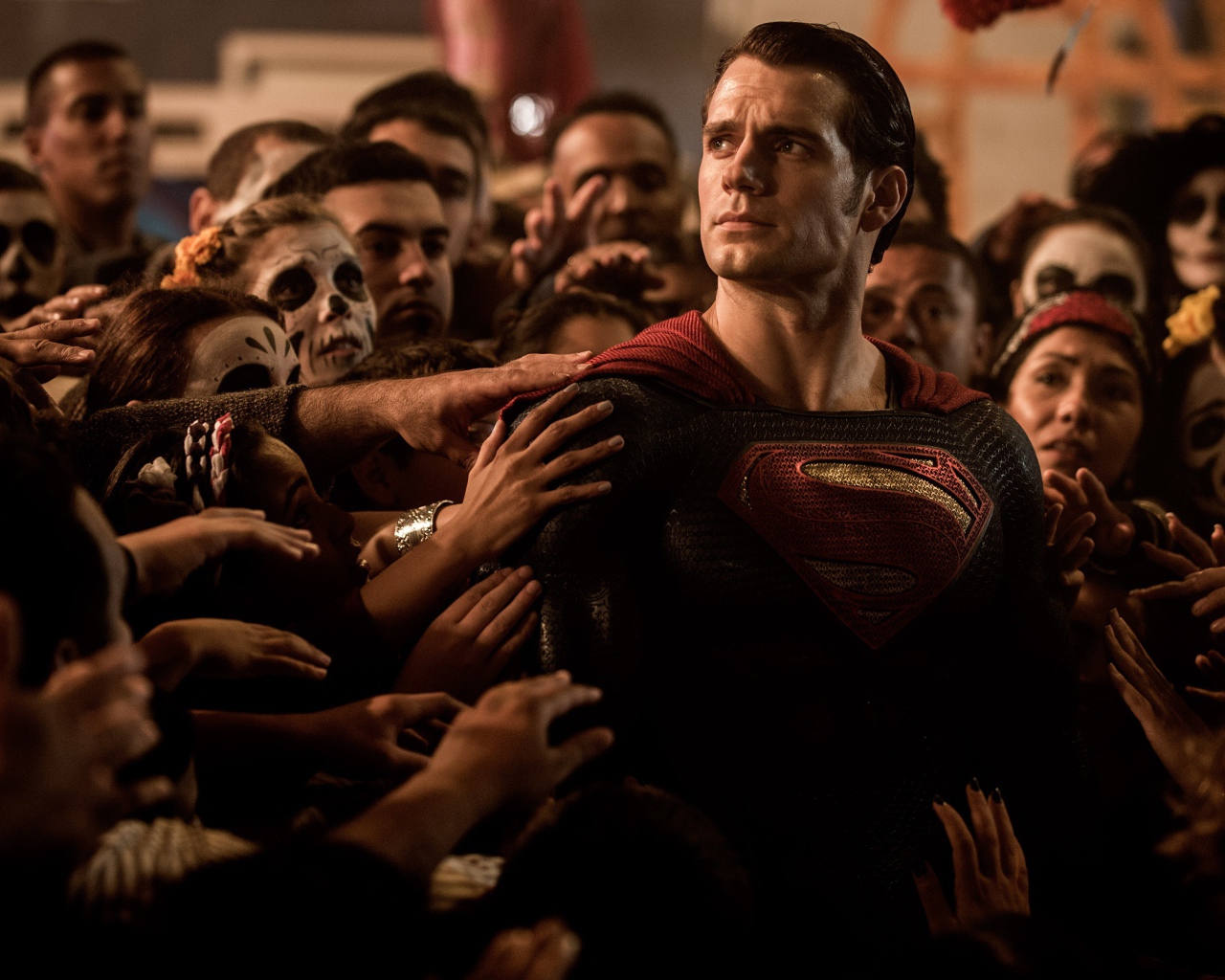 Люди прикасаются к Супермену