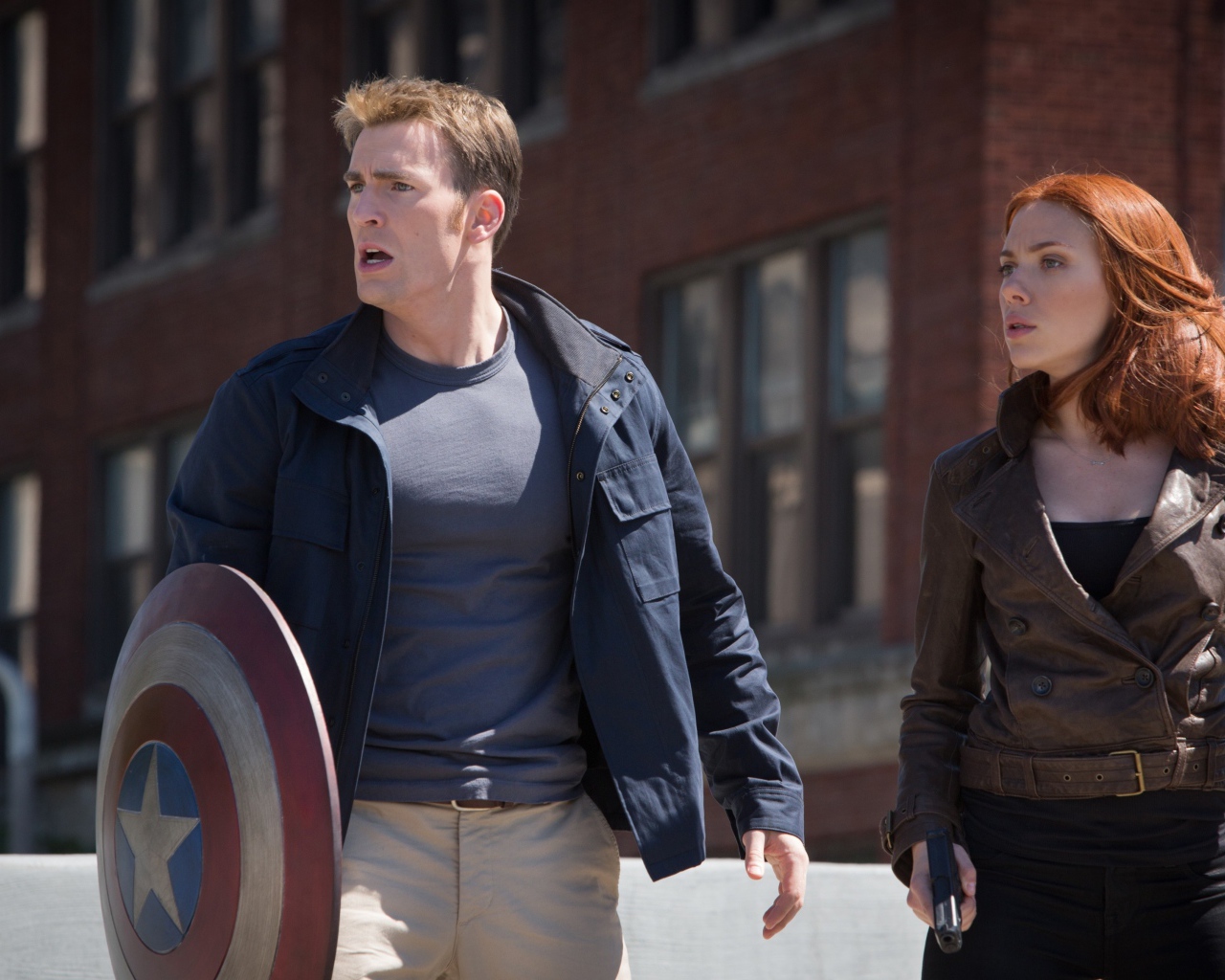 Скарлетт Йоханссон и Капитан Америка
