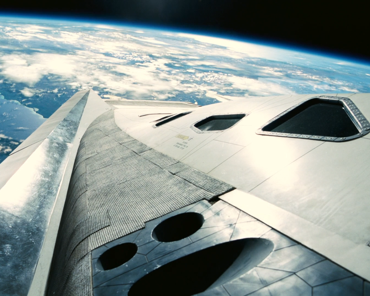 Корабль из фильма Интерстеллар над планетой