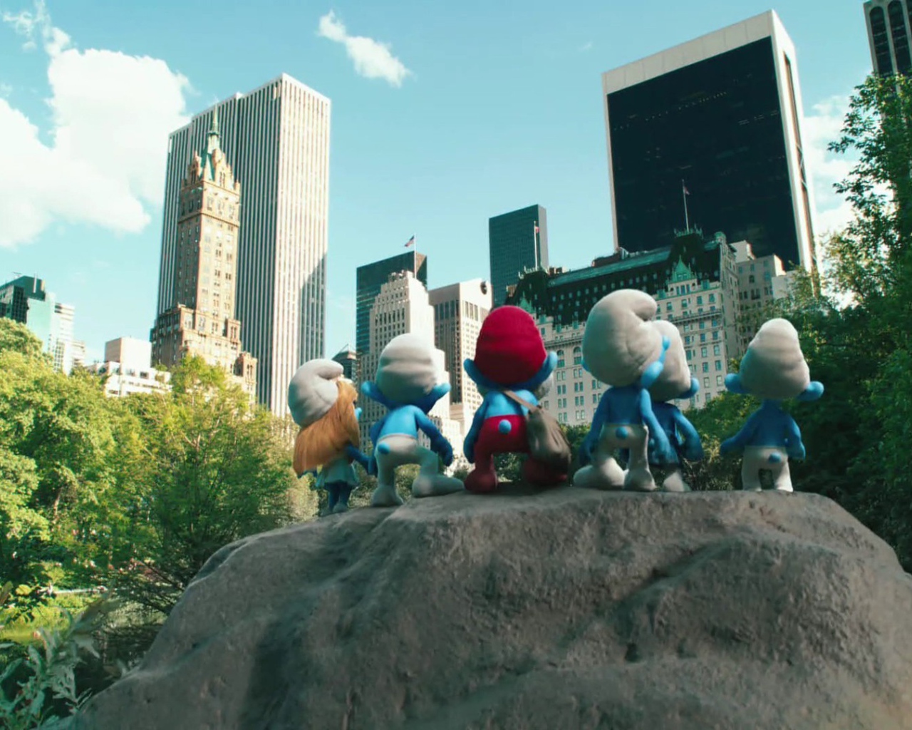 Смурфики смотрят на город