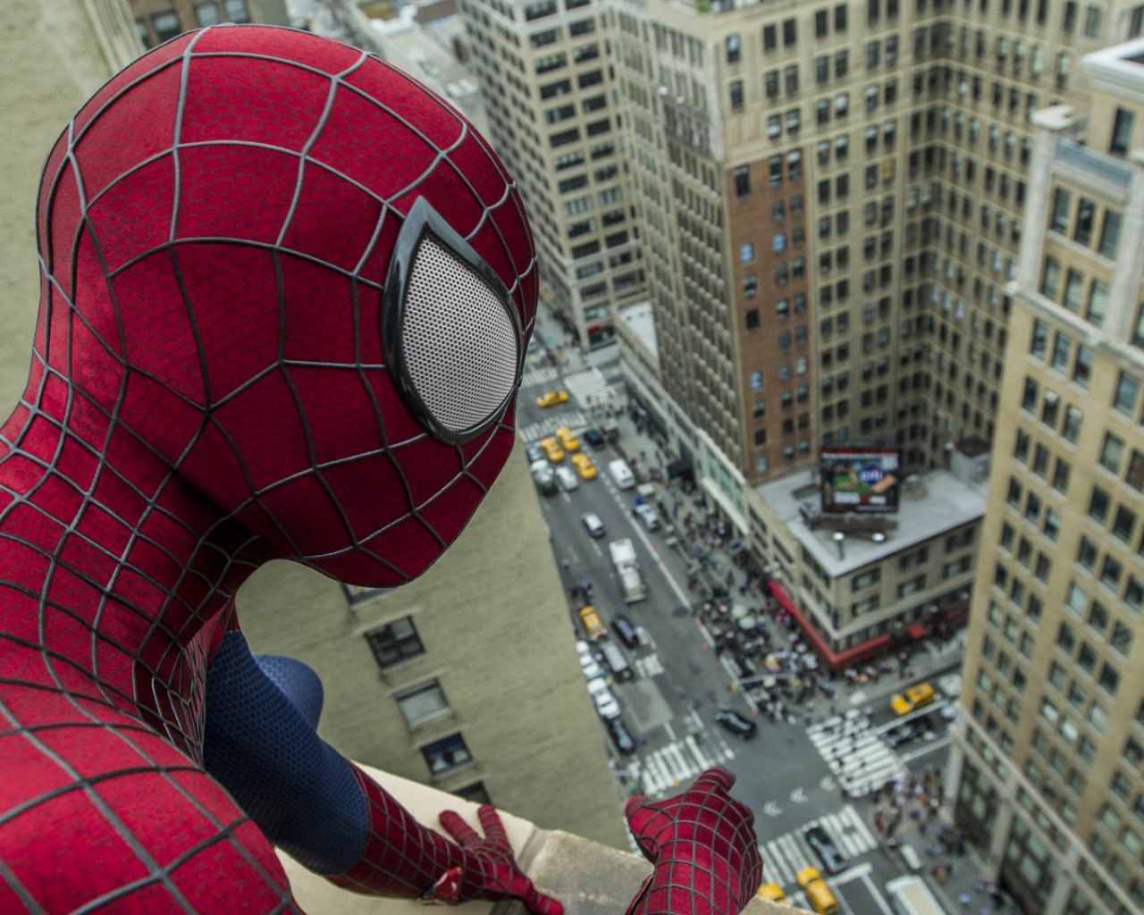 Человек паук смотрит на город