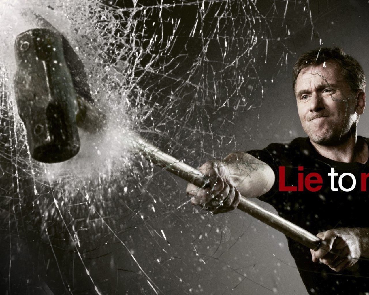 Герой сериала Теория лжи разбивает стекло