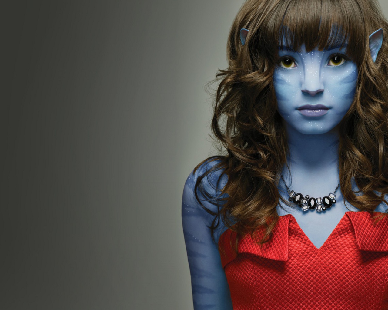 Девушка в гриме для Аватара