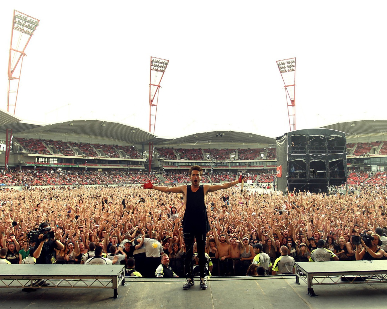 Исполнитель Джаред Лето на фоне стадиона