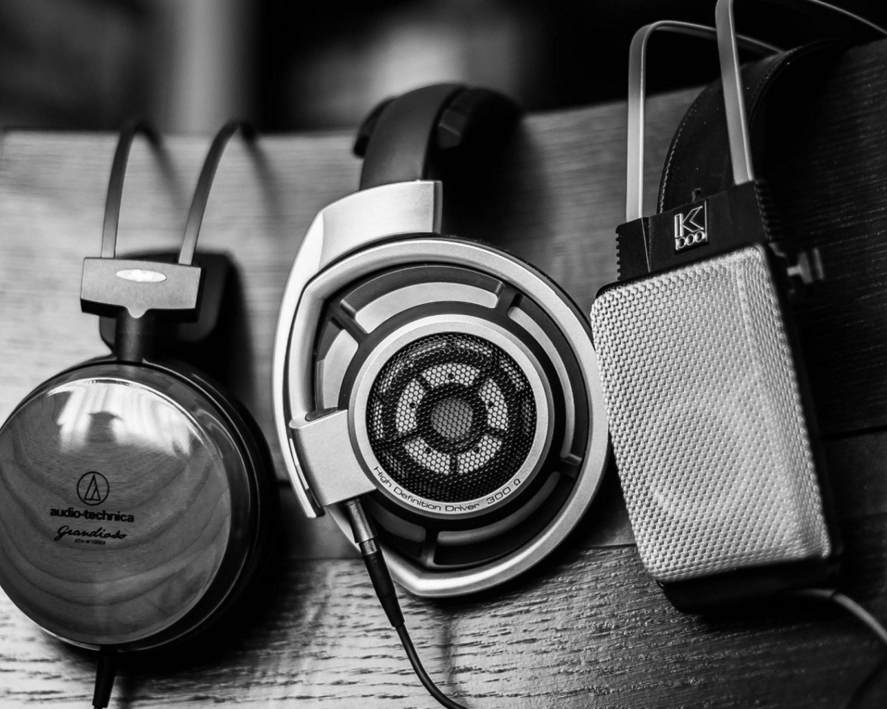 Разные наушники висят на спинке стула