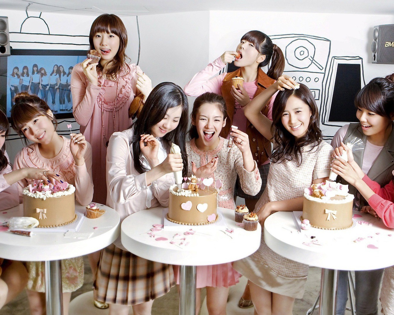 Девушки из группы Girls’ Generation кушают торты