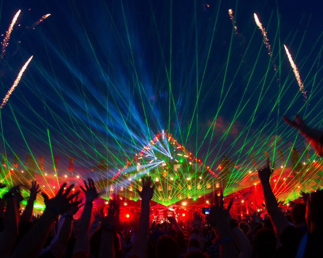 Зеленые лазеры на музыкальном фестивале