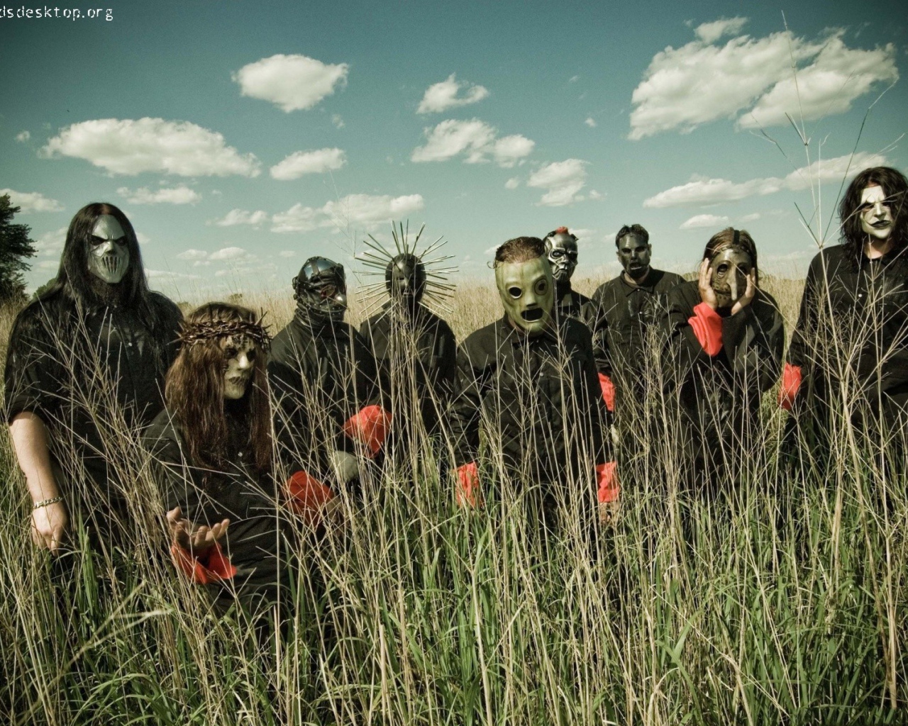 Группа Slipknot в сухой траве на поле