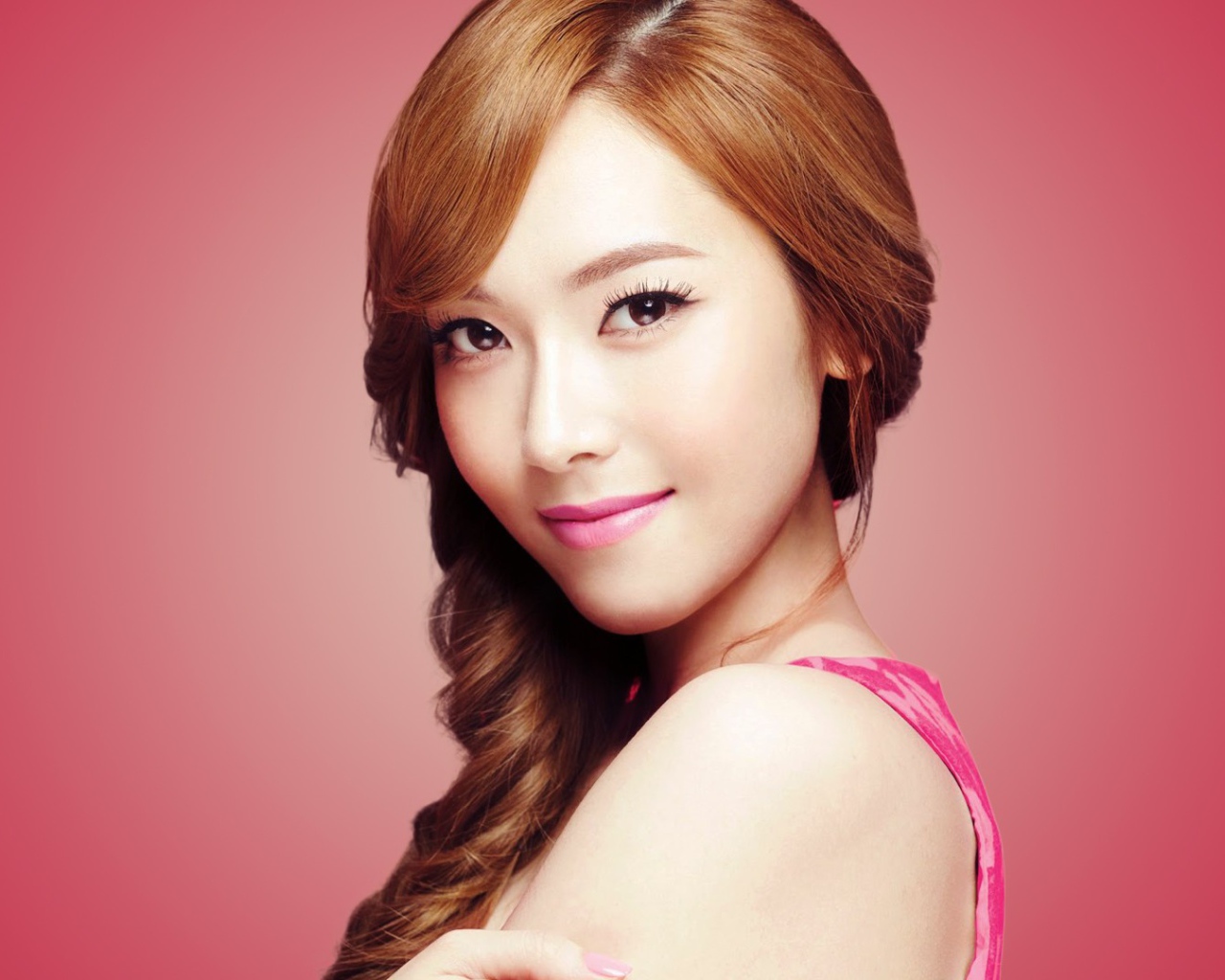 Рыжая девушка на розовом фоне, Girls’ Generation