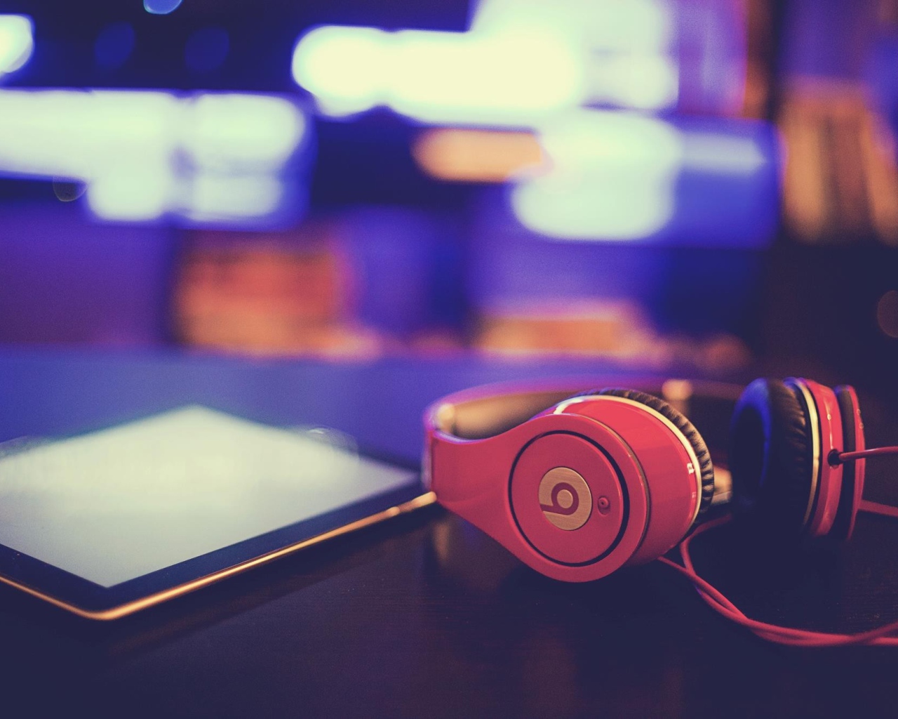 Красные наушники Beats by Dre