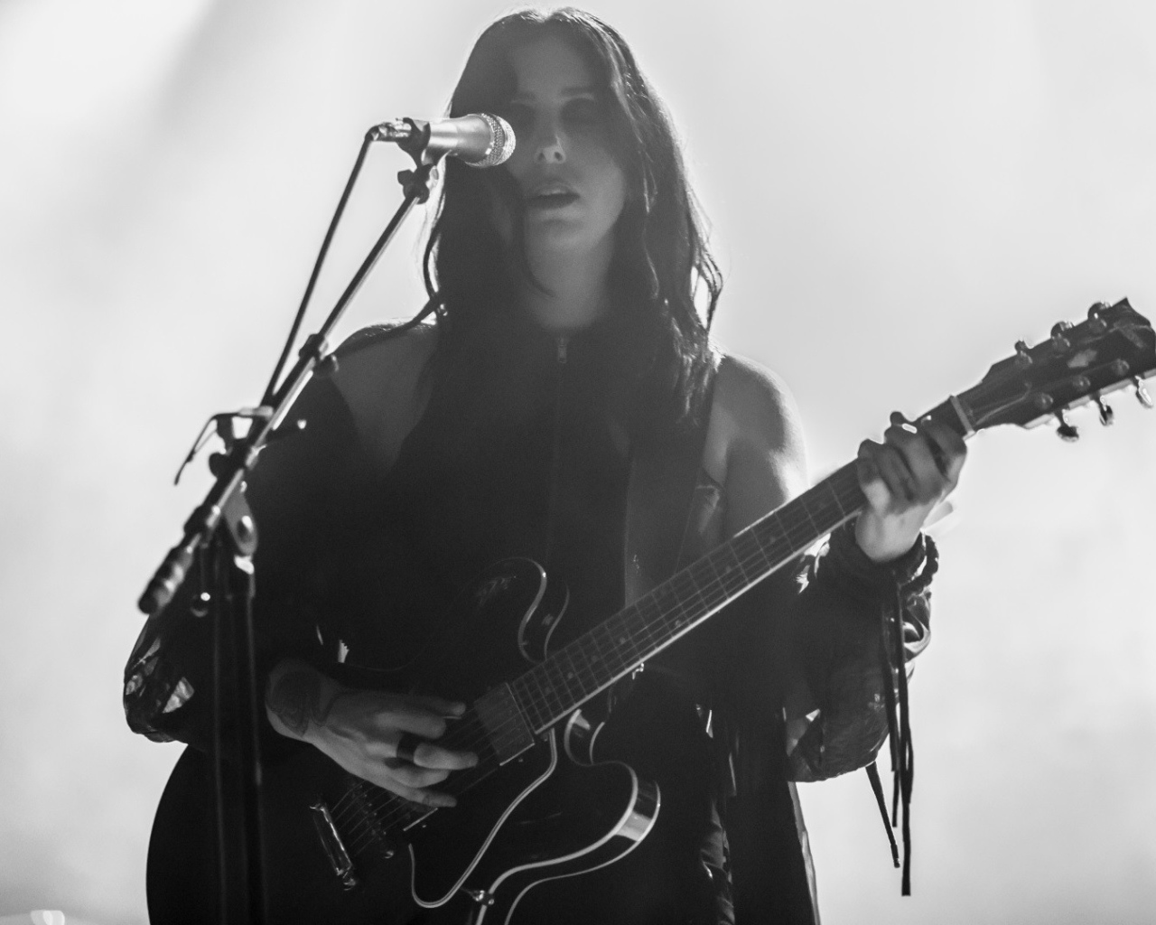 Певица Челси Вулф у микрофона