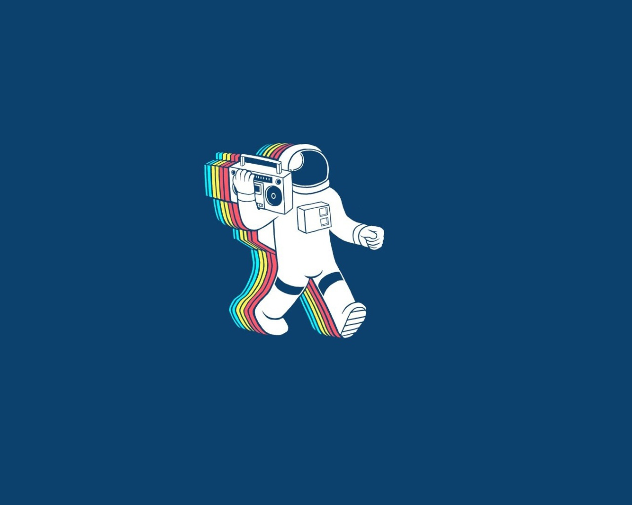 Магнитофон на плече космонавта