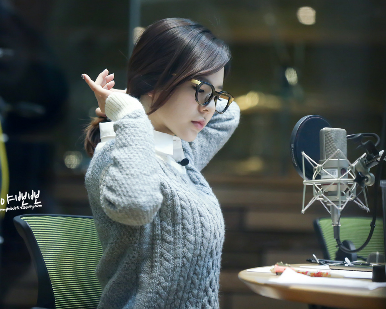 Певица у микрофона, Girls’ Generation