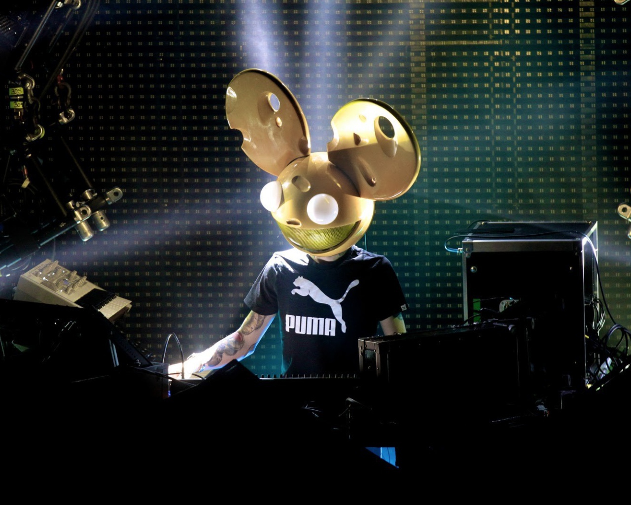 Модный канадский диджей deadmau5
