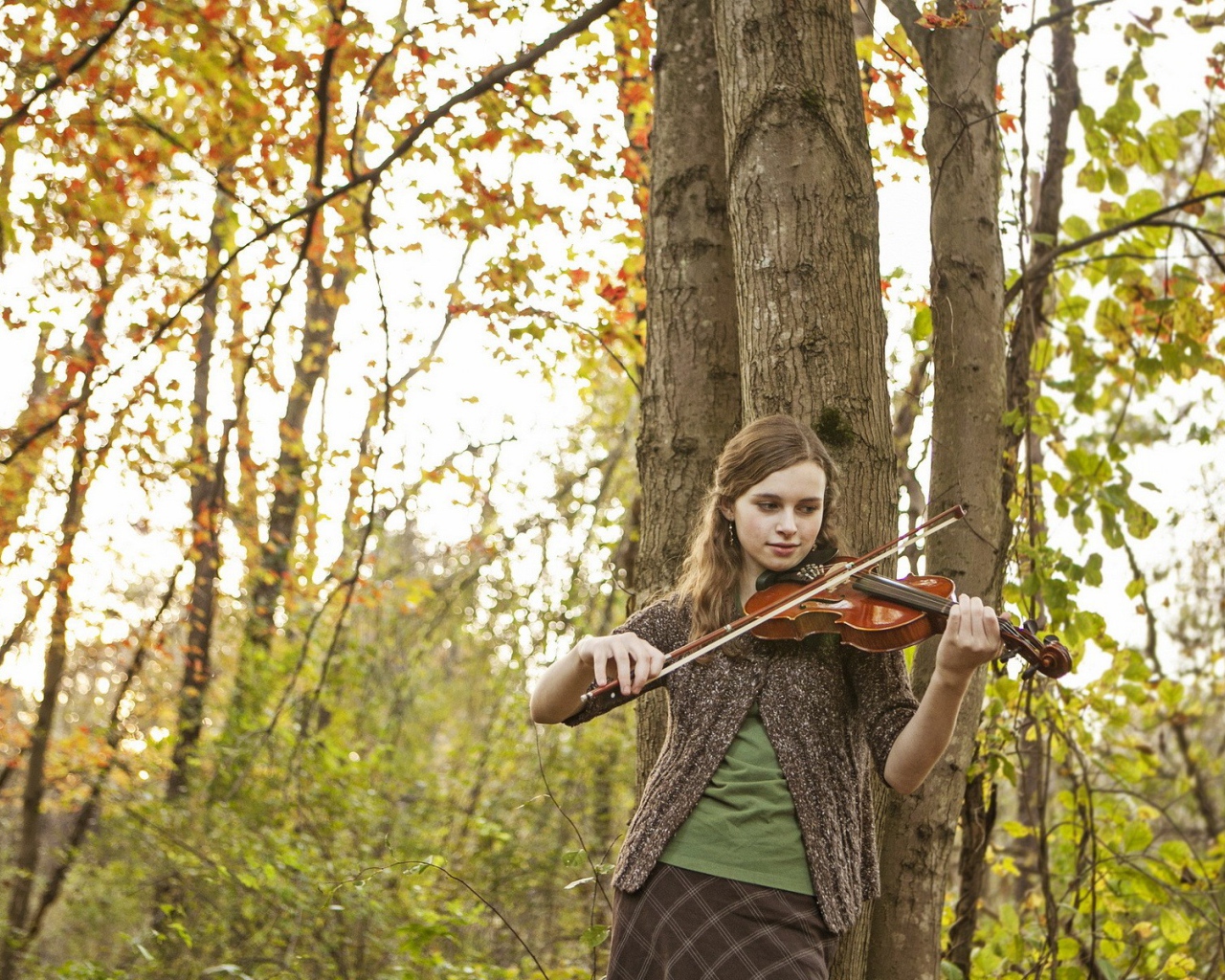 Скрипачка в осенней роще