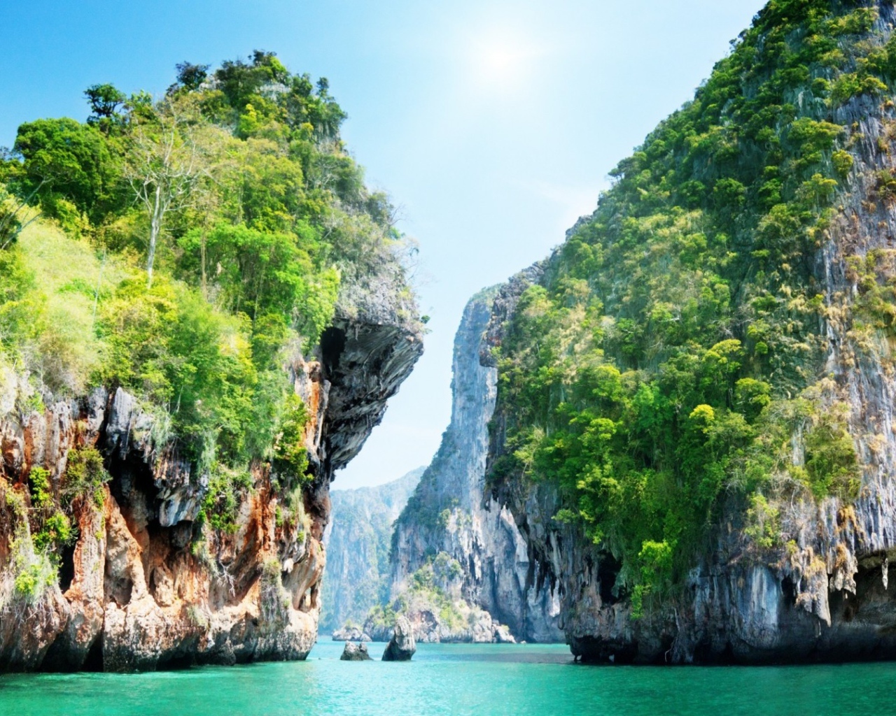 Узкий проход между мощными скалами