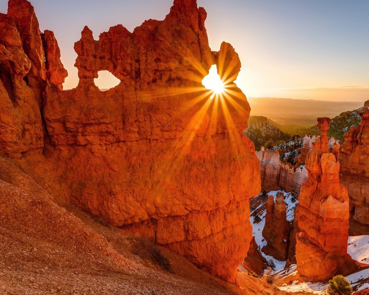 Луч солнца сквозь скалу каньона