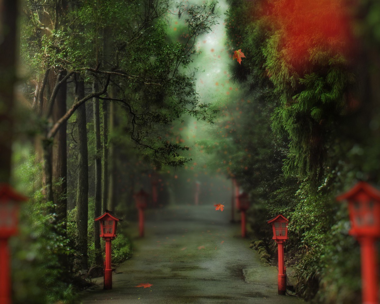 Аллея в парке с фонарями