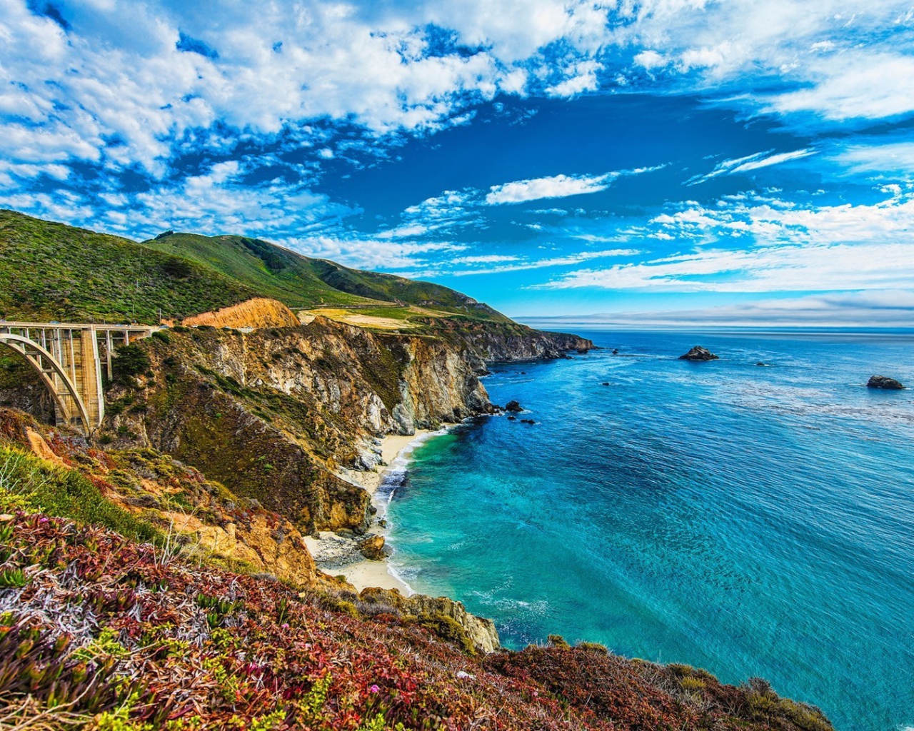 Арочный мост у берега моря