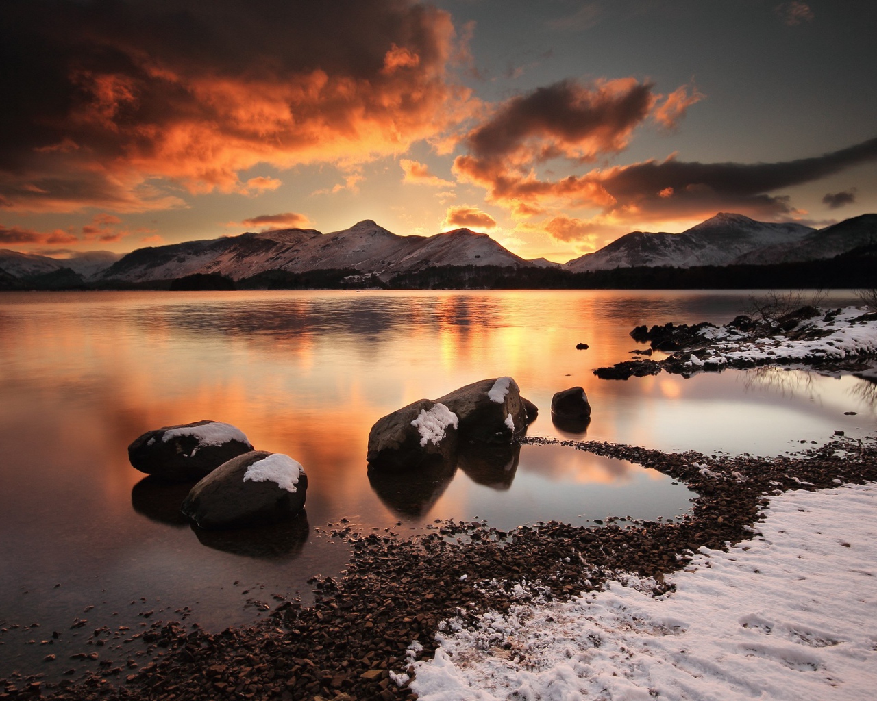 Черные камни у кромки воды