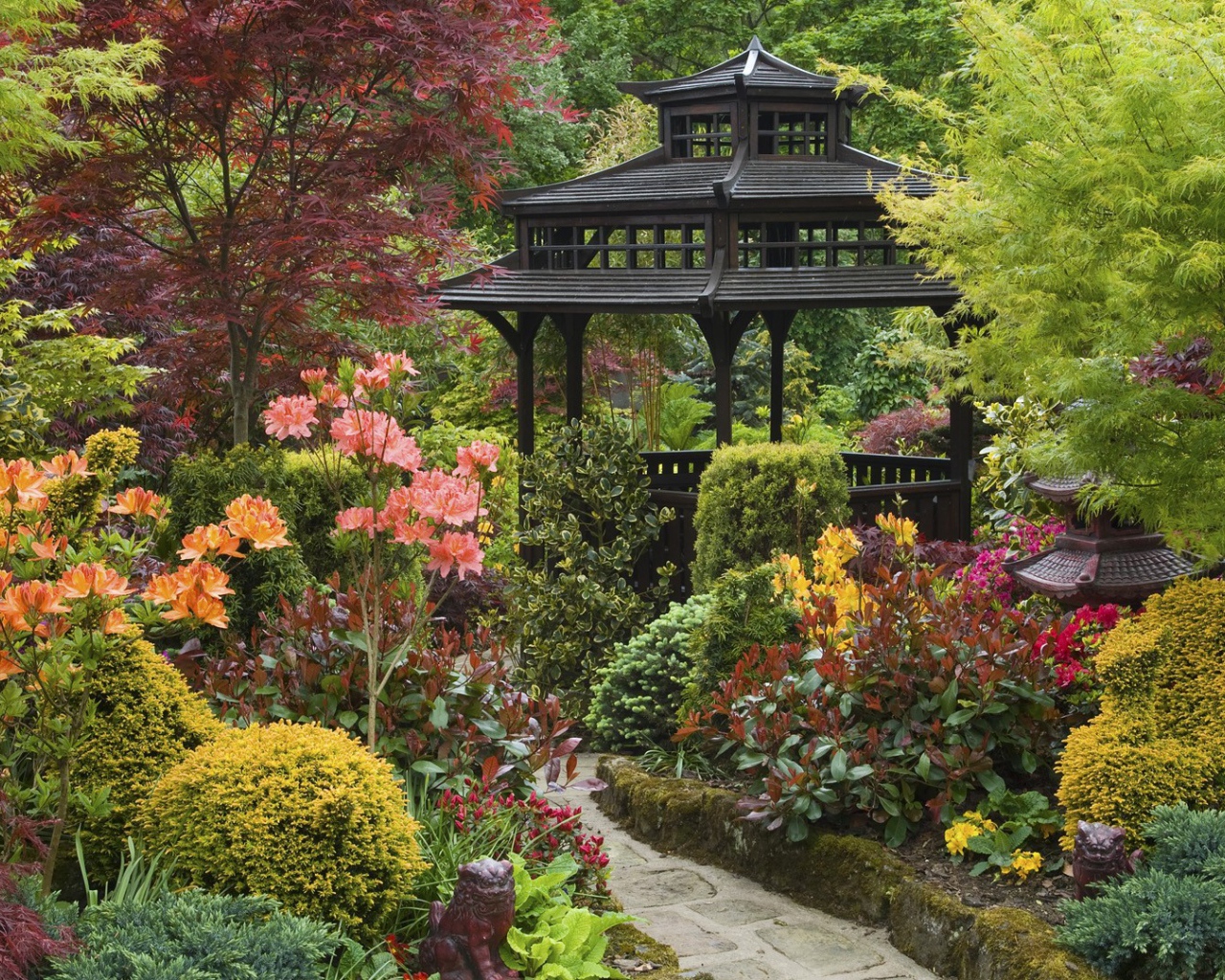 Черная деревянная беседка в японском саду