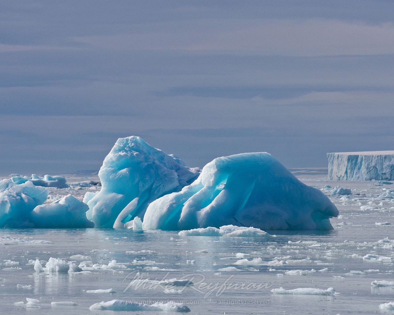 Голубой лед оторвался от ледника