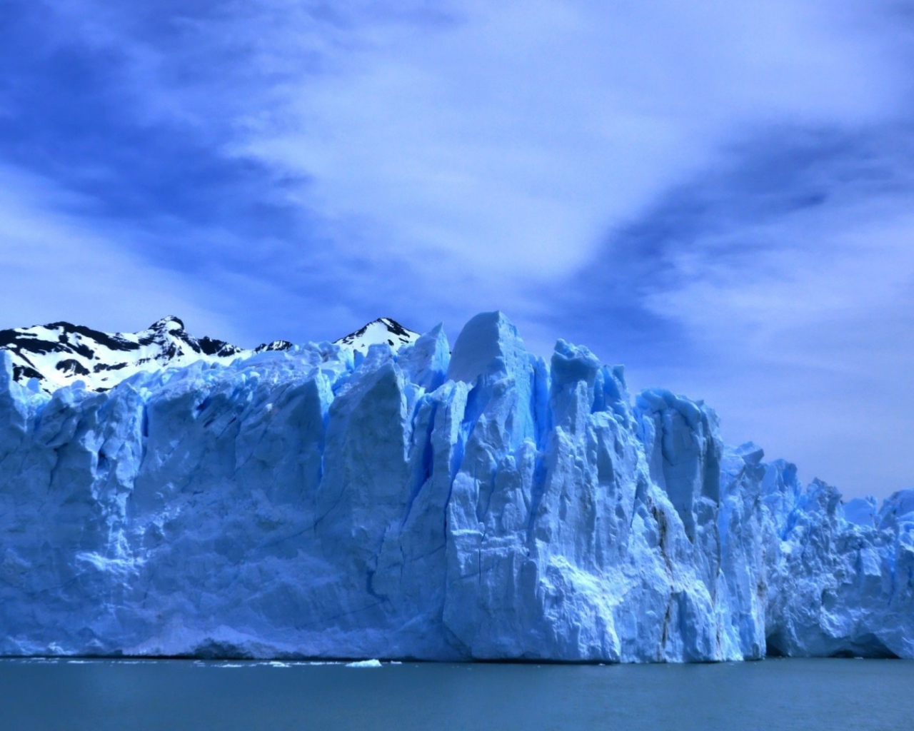 Голубой лед ледника на берегу моря