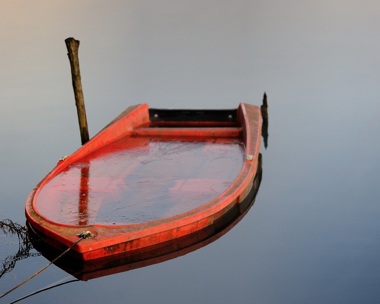 Лодку на привязи затопило водой