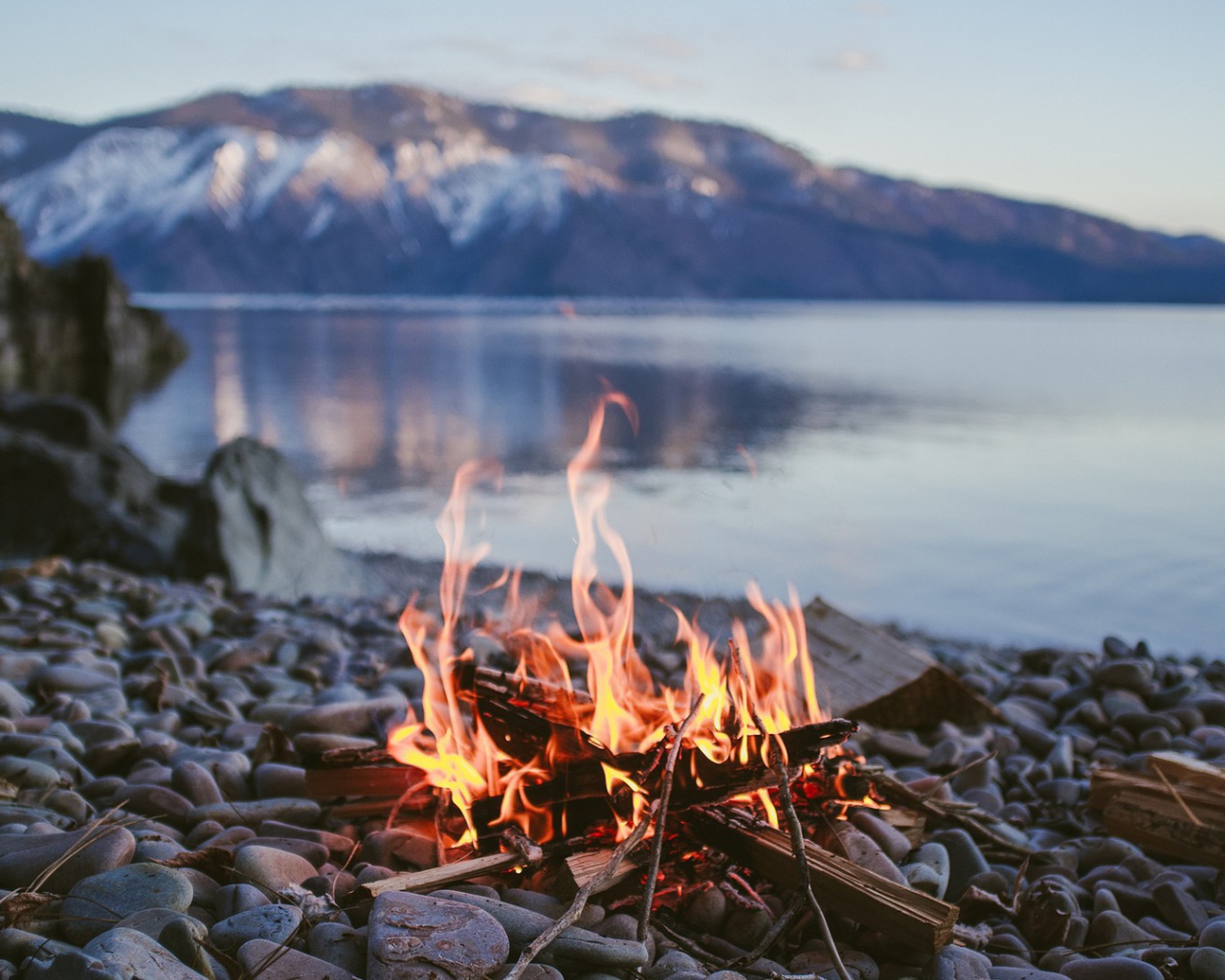 Костер на гальке у берега озера