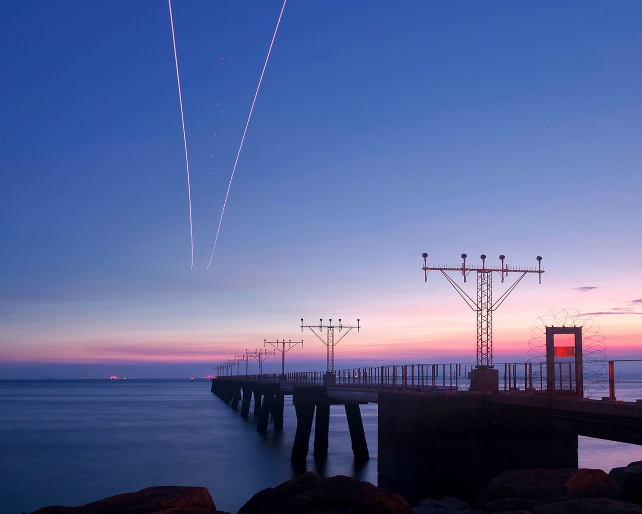 Мост с антеннами в заливе