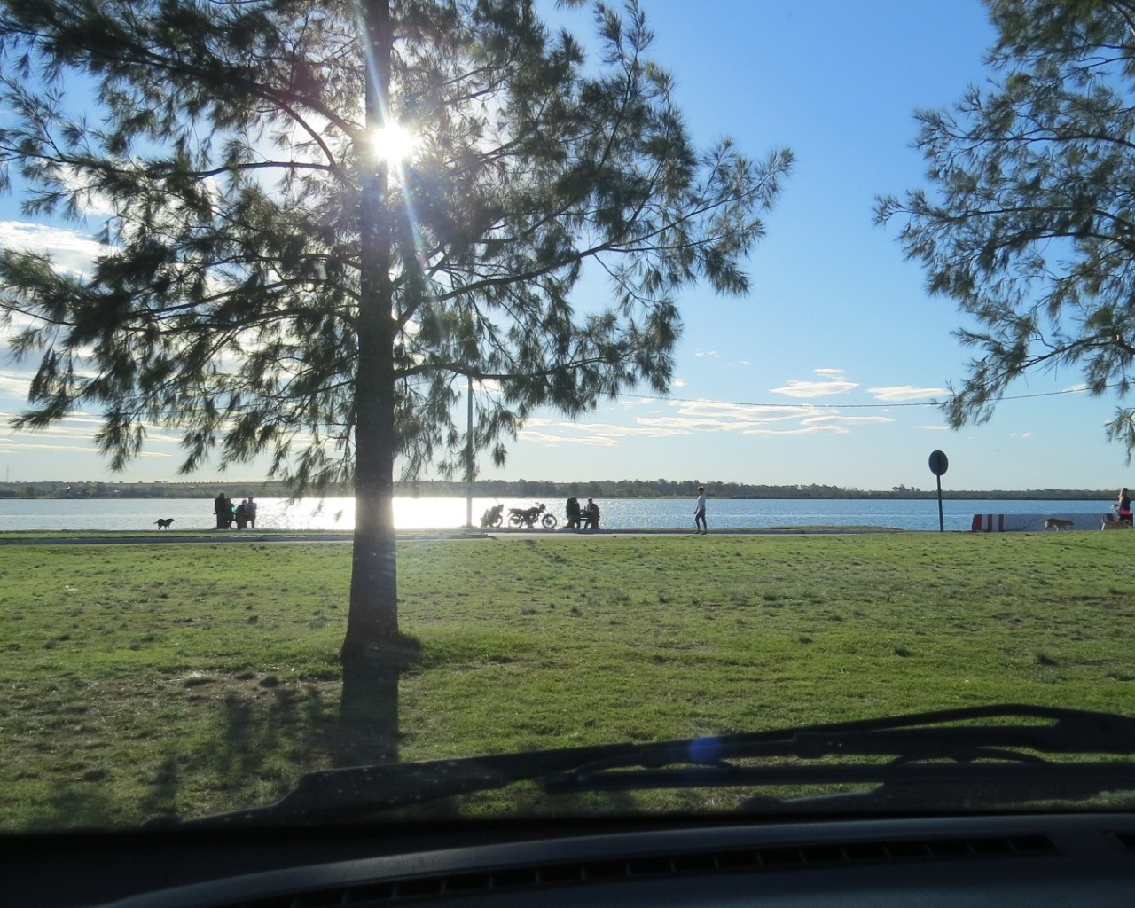 Яркое солнце на набережной