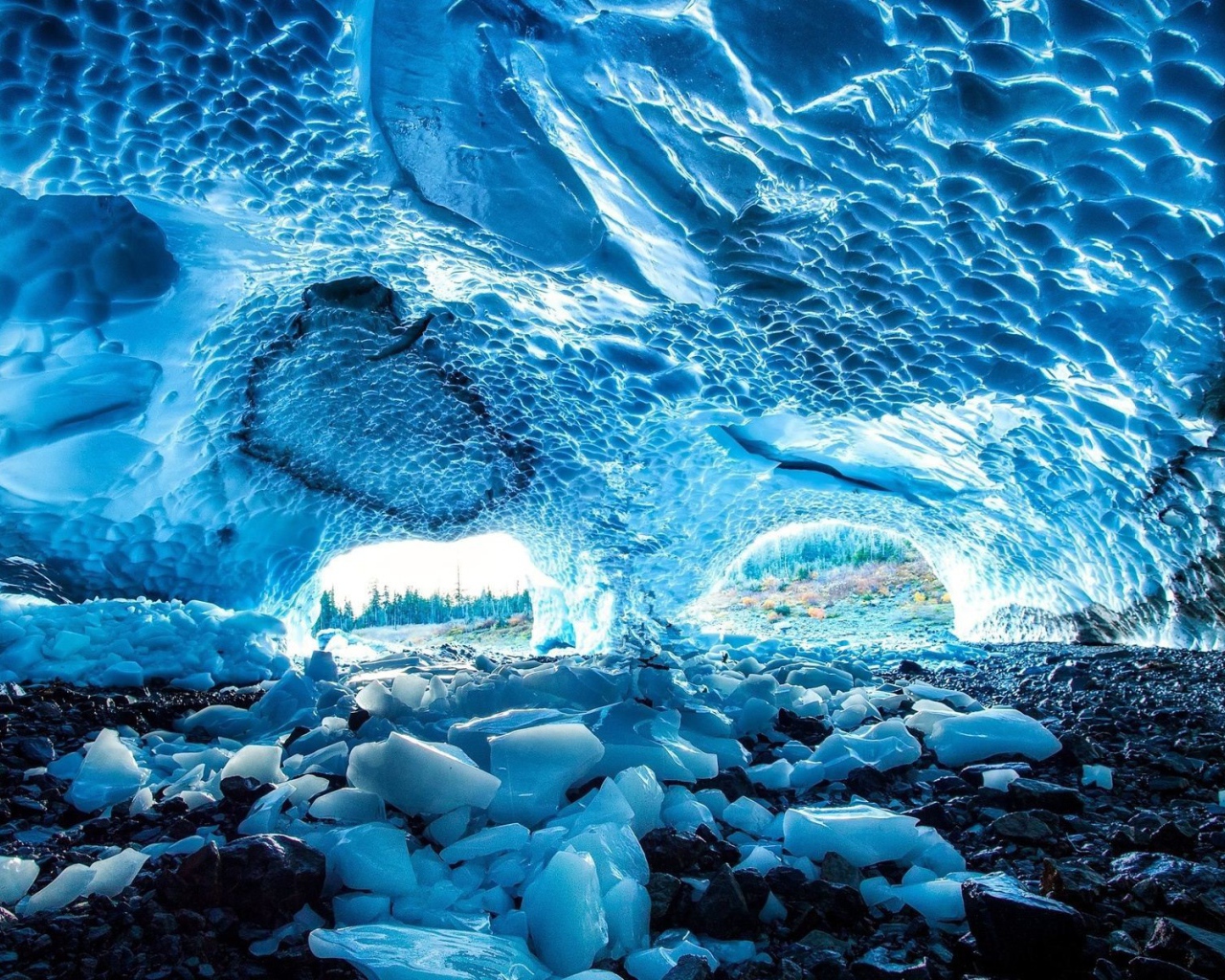 Пещера из голубого льда
