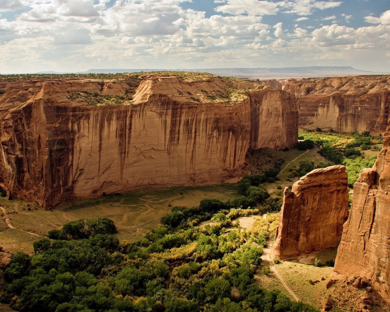 Отвесные скалы в каньоне
